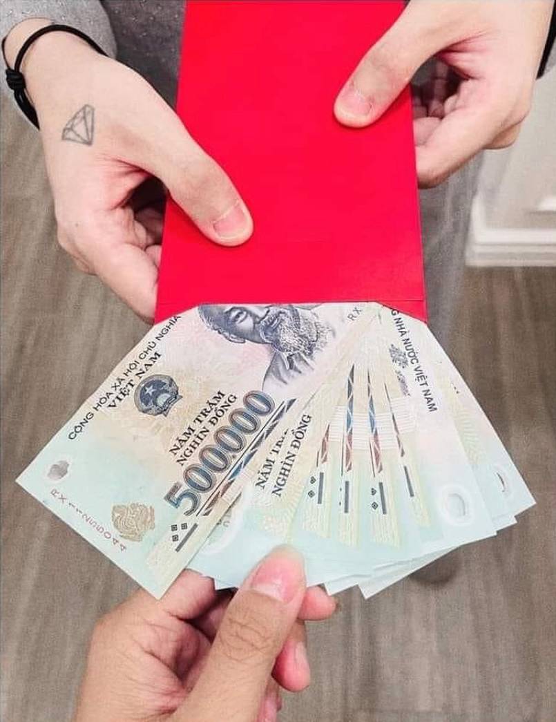 Chủ tịch Sơn Tùng chơi lớn: Lì xì nhân viên 5 triệu đồng, Hải Tú có được nhận 'món quà đặc biệt'? - Ảnh 1 Chủ tịch Sơn Tùng chơi lớn: Lì xì nhân viên 5 triệu đồng, Hải Tú có được nhận 'món quà đặc biệt'? - Ảnh 1