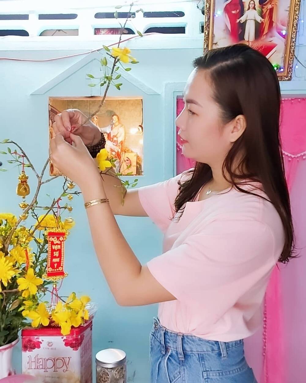 Gia cảnh ở quê nhà trợ lý của Ngọc Trinh khiến nhiều người bất ngờ  - Ảnh 4