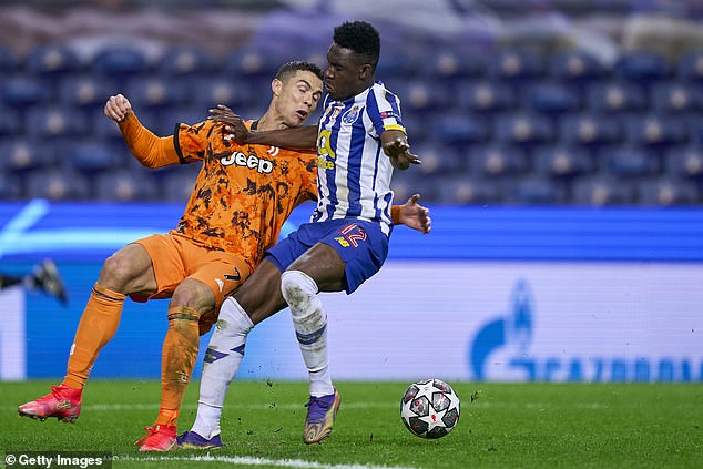 Bên cạnh đó, Ronaldo cũng để lại dấu ấn với phản ứng rất dữ dội với trọng tài sau một tình huống gây tranh cãi.