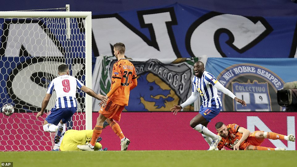 Suốt hiệp 1, Juventus loay hoay tìm kiếm bàn gỡ nhưng không thành công. Bi kịch đến với họ chỉ vài chục giây sau khi hiệp 2 bắt đầu