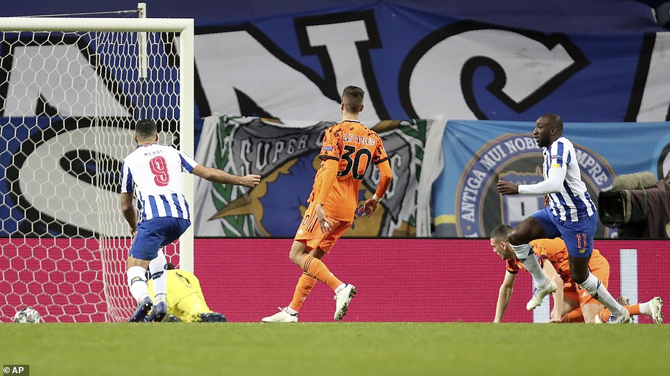 Từ một đường lên bóng đơn giản và Marega đã hạ gục Szczesny với một cú sút vào góc gần đẳng cấp