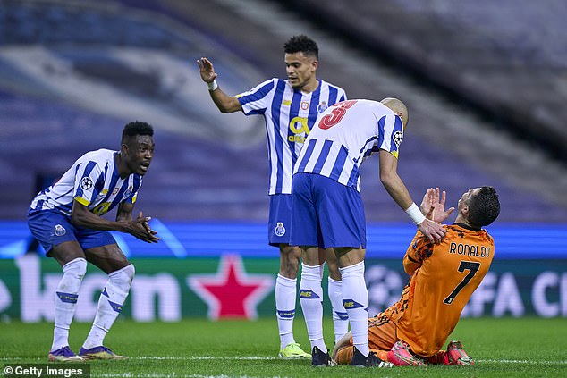 Siêu sao người Bồ Đào Nha ngã trong vòng cấm của Porto nhưng trọng tài nói không với phạt đền.