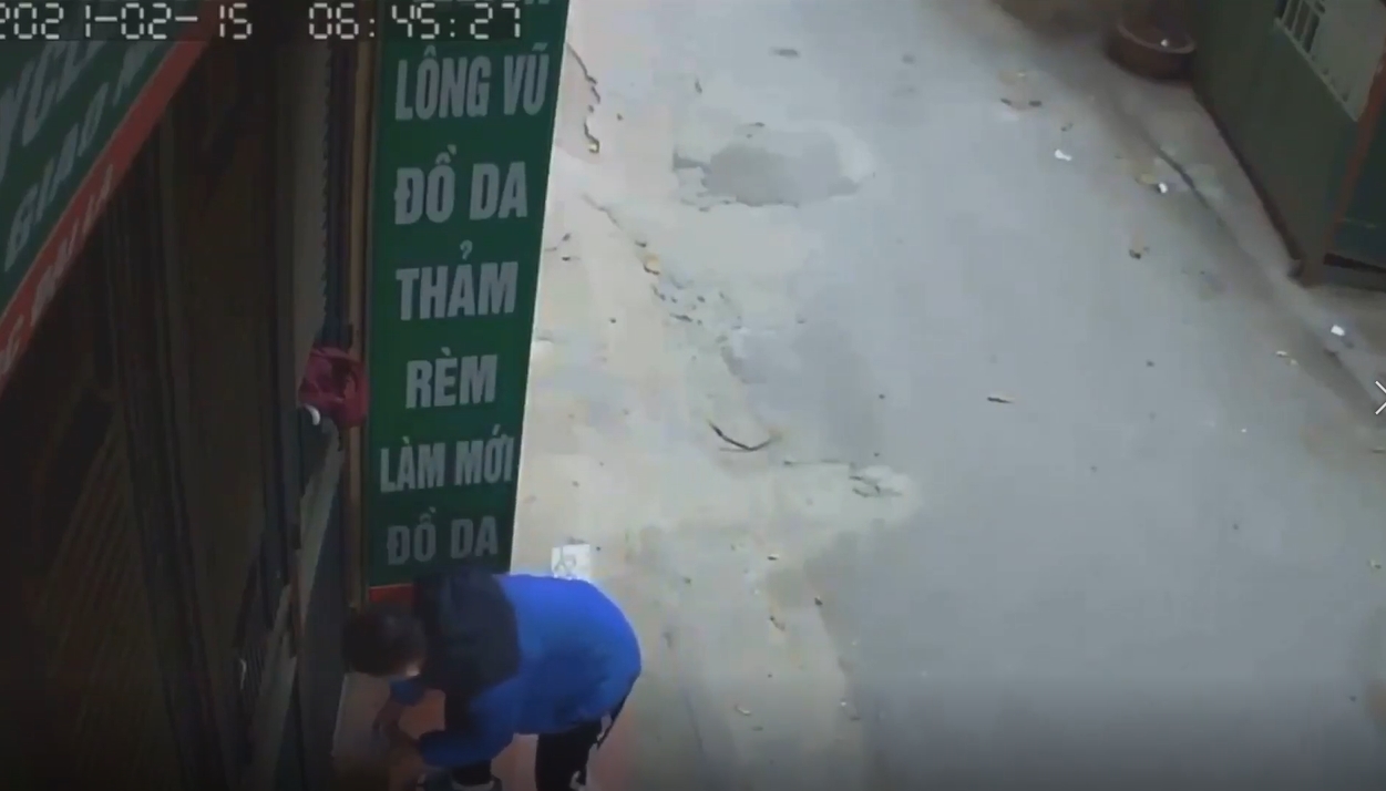 'Sửu nhi' đổ xăng châm lửa đốt nhà hàng xóm, thấy camera theo dõi cũng mặc kệ  - Ảnh 1