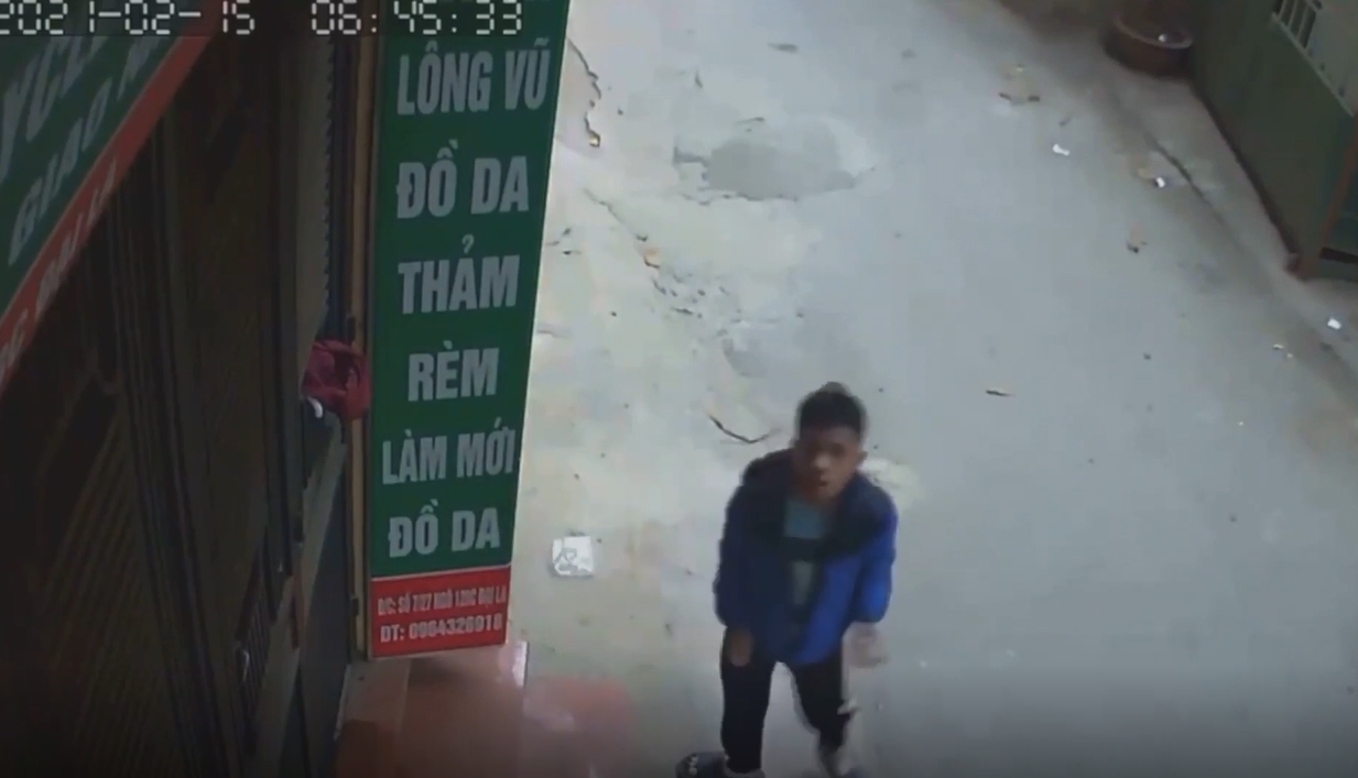 'Sửu nhi' đổ xăng châm lửa đốt nhà hàng xóm, thấy camera theo dõi cũng mặc kệ  - Ảnh 2