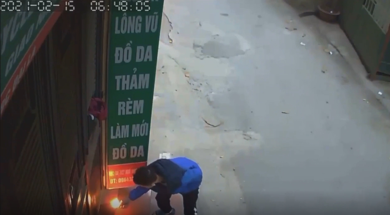 'Sửu nhi' đổ xăng châm lửa đốt nhà hàng xóm, thấy camera theo dõi cũng mặc kệ  - Ảnh 4