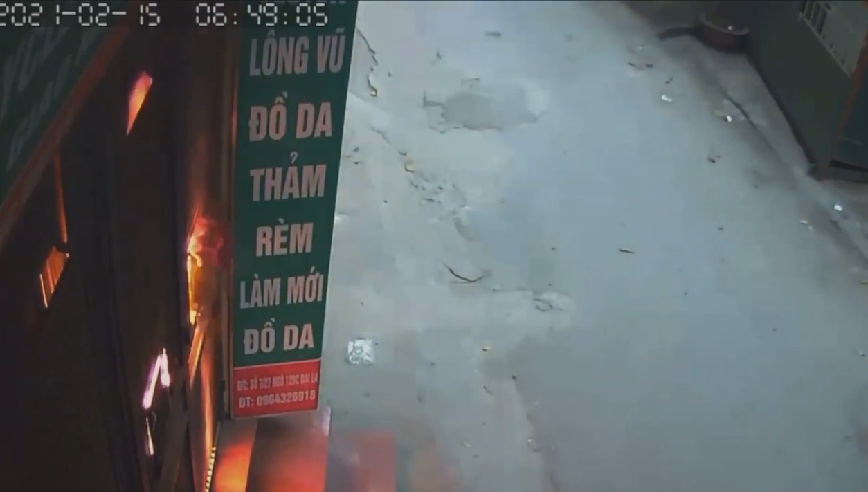 'Sửu nhi' đổ xăng châm lửa đốt nhà hàng xóm, thấy camera theo dõi cũng mặc kệ  - Ảnh 5