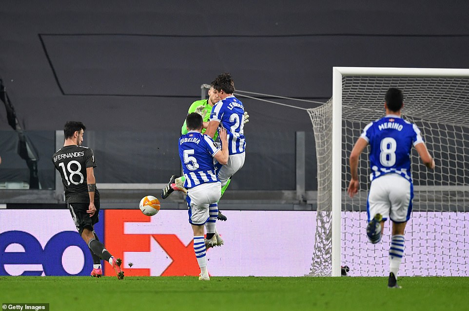 Thế bế tắc của trận đấu được phá vỡ ở phút 27. Từ đường chuyền của Rashford, hàng thủ của Real Sociedad có pha phối hợp thiếu ăn ý, đưa bóng đến chân của Bruno Fernandes và nhiệm vụ của tiền vệ người Bồ Đào Nha là rất đơn giản