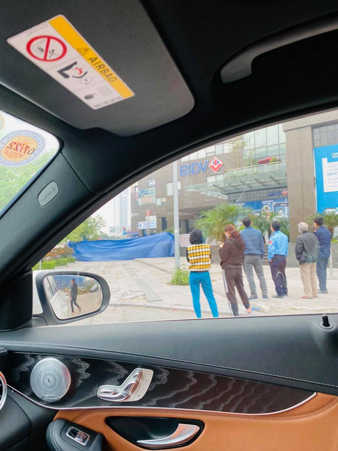 Tòa nhà được quây bạt kín để chờ xác định yếu tố dịch tễ. Ảnh: Internet