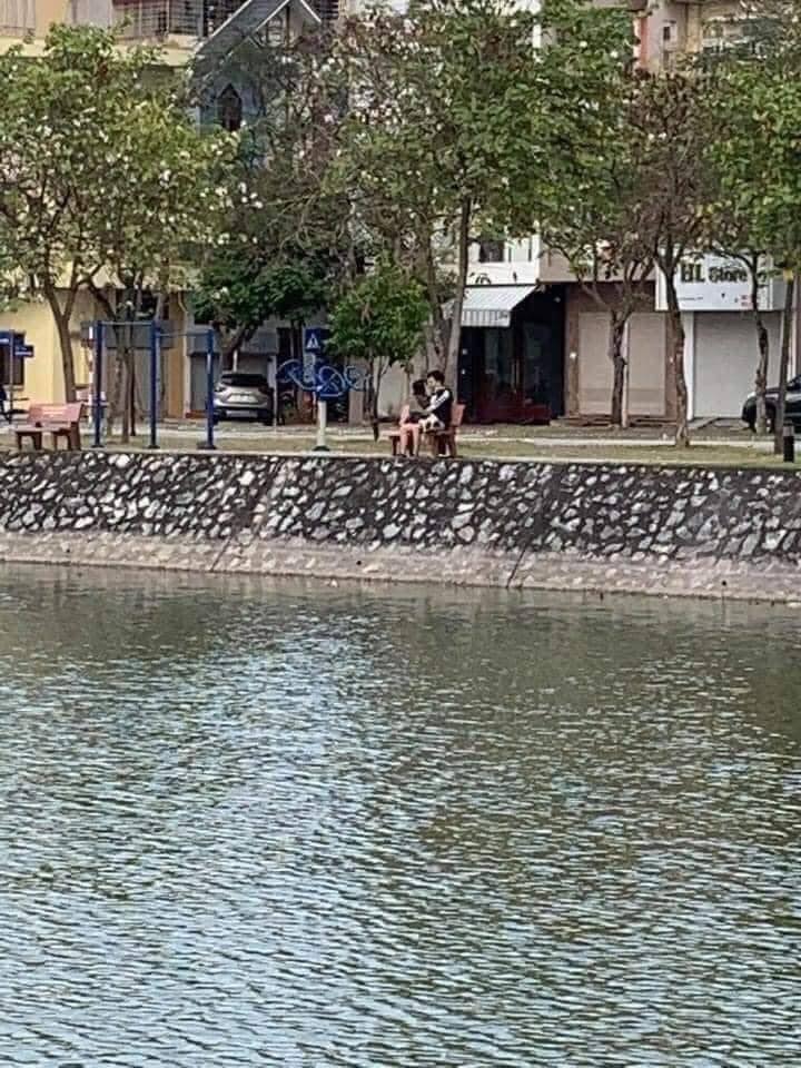 Rủ nhau ra hồ thân mật giữa lúc giãn cách xã hội, cặp đôi Hải Dương nhận ngay 'nụ hôn bạc triệu' - Ảnh 1