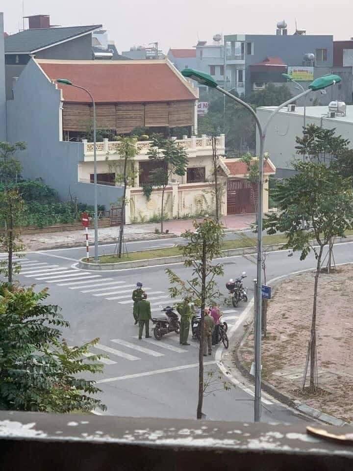 Rủ nhau ra hồ thân mật giữa lúc giãn cách xã hội, cặp đôi Hải Dương nhận ngay 'nụ hôn bạc triệu' - Ảnh 3