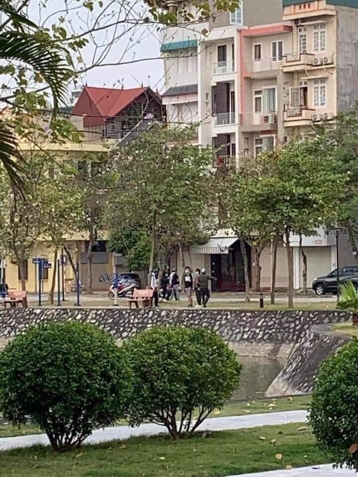 Rủ nhau ra hồ thân mật giữa lúc giãn cách xã hội, cặp đôi Hải Dương nhận ngay 'nụ hôn bạc triệu' - Ảnh 2