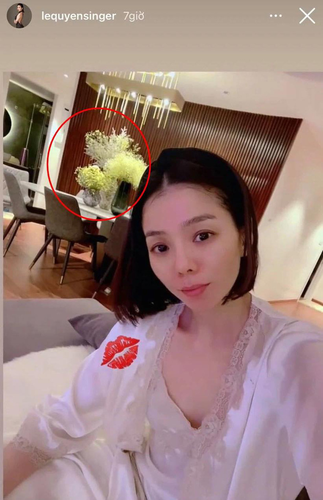 Lại trùng khớp với góc check in của Lệ Quyên