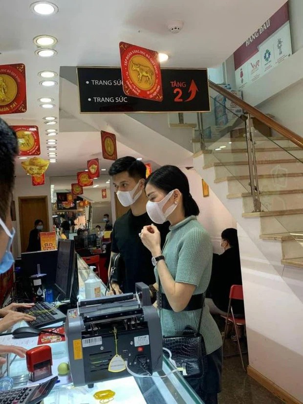 Lệ Quyên bị phát hiện đi mua nhẫn cưới với Lâm Bảo Châu, chồng cũ lập tức có nước đi táo bạo với tình trẻ - Ảnh 2 Lệ Quyên bị phát hiện đi mua nhẫn cưới với Lâm Bảo Châu, chồng cũ lập tức có nước đi táo bạo với tình trẻ - Ảnh 2