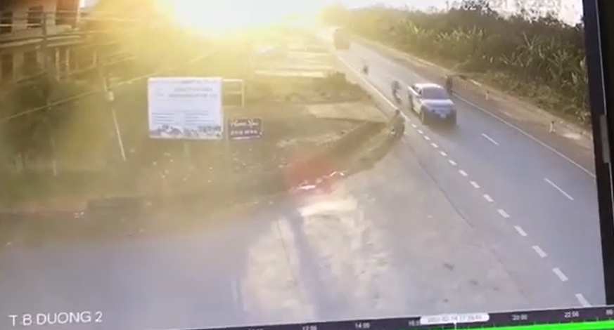 Ô tô tông 2 học sinh còn đòi gọi người thân đến hành hung, vứt 2,5 triệu đồng ở hiện trường rồi bỏ chạy - Ảnh 2 Ô tô tông 2 học sinh còn đòi gọi người thân đến hành hung, vứt 2,5 triệu đồng ở hiện trường rồi bỏ chạy - Ảnh 2