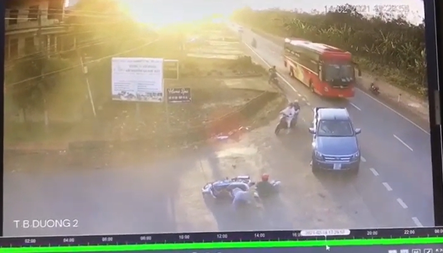 Ô tô tông 2 học sinh còn đòi gọi người thân đến hành hung, vứt 2,5 triệu đồng ở hiện trường rồi bỏ chạy - Ảnh 3 Ô tô tông 2 học sinh còn đòi gọi người thân đến hành hung, vứt 2,5 triệu đồng ở hiện trường rồi bỏ chạy - Ảnh 3