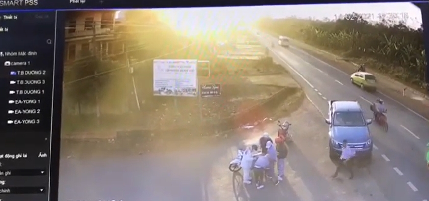 Ô tô tông 2 học sinh còn đòi gọi người thân đến hành hung, vứt 2,5 triệu đồng ở hiện trường rồi bỏ chạy - Ảnh 4 Ô tô tông 2 học sinh còn đòi gọi người thân đến hành hung, vứt 2,5 triệu đồng ở hiện trường rồi bỏ chạy - Ảnh 4