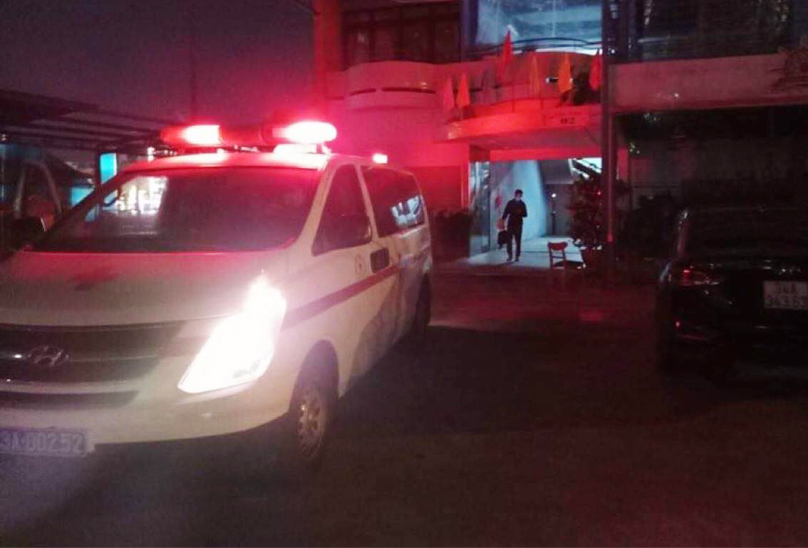 CDC Đà Nẵng đưa nam công nhân quê Hải Dương đi cách ly tập trung trong đêm. Ảnh: Thanh Niên