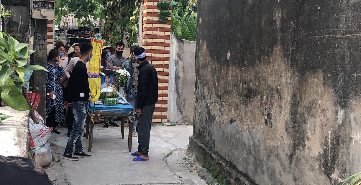 Đau lòng đám tang nữ sinh lớp 10 bị bạn trai bóp cổ tại Hà Nam: Người thân quỵ ngã trong giây phút biệt ly - Ảnh 5
