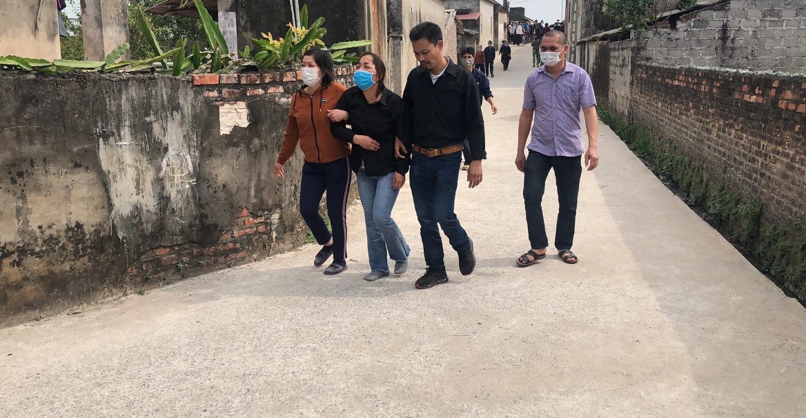 Đau lòng đám tang nữ sinh lớp 10 bị bạn trai bóp cổ tại Hà Nam: Người thân quỵ ngã trong giây phút biệt ly - Ảnh 4