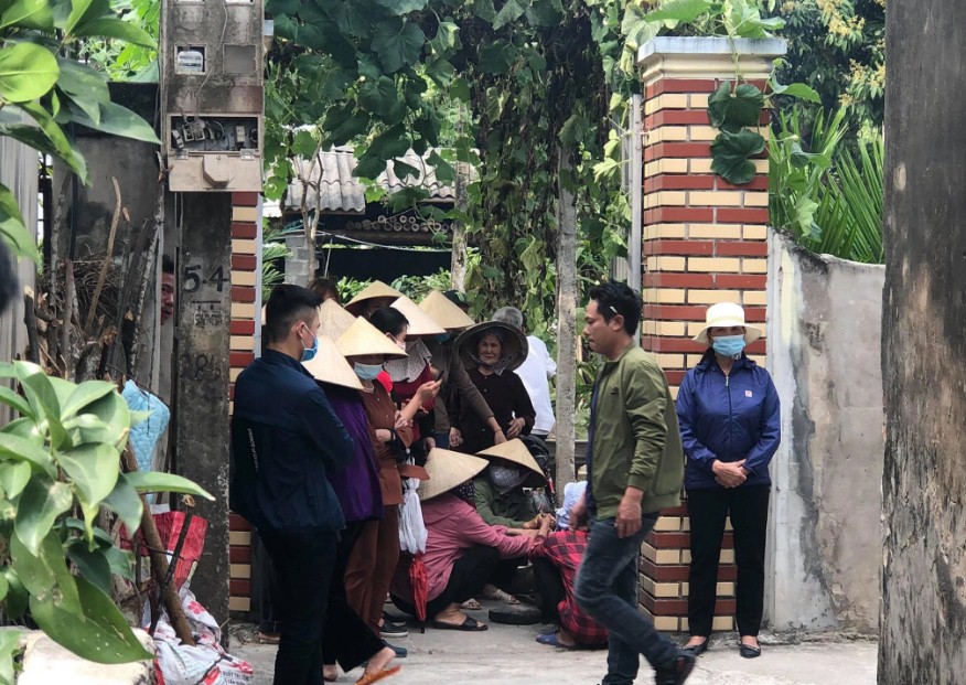 Đau lòng đám tang nữ sinh lớp 10 bị bạn trai bóp cổ tại Hà Nam: Người thân quỵ ngã trong giây phút biệt ly - Ảnh 3