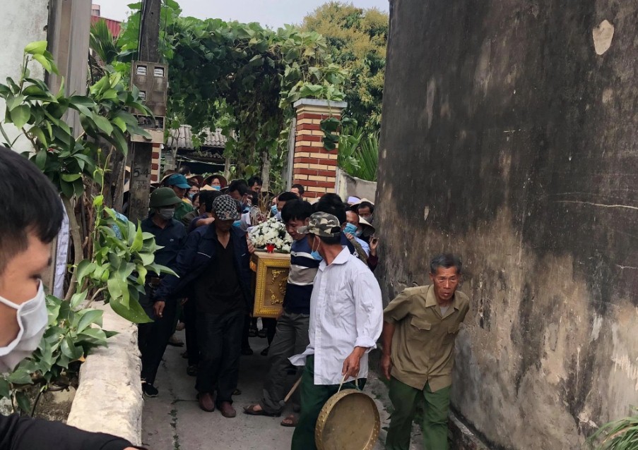 Đau lòng đám tang nữ sinh lớp 10 bị bạn trai bóp cổ tại Hà Nam: Người thân quỵ ngã trong giây phút biệt ly - ảnh 2