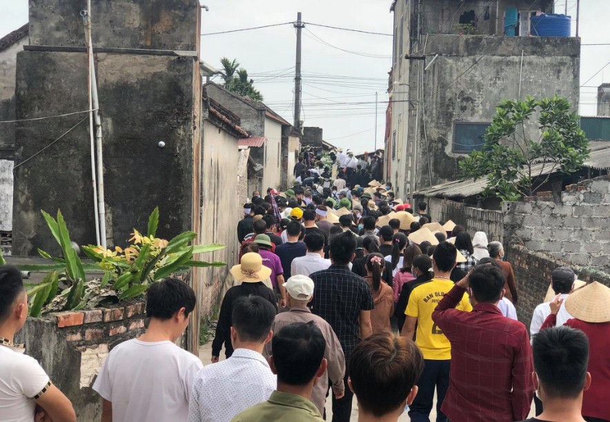 Đau lòng đám tang nữ sinh lớp 10 bị bạn trai bóp cổ tại Hà Nam: Người thân quỵ ngã trong giây phút biệt ly - Ảnh 2