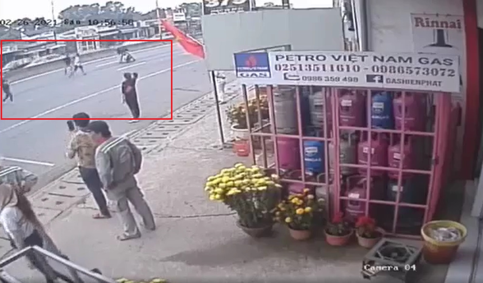 Cô gái đánh rơi 59 triệu đồng trên đường, nhóm người 'hôi của' cần đúng 30 giây để làm 'bốc hơi' số tiền  - Ảnh 3