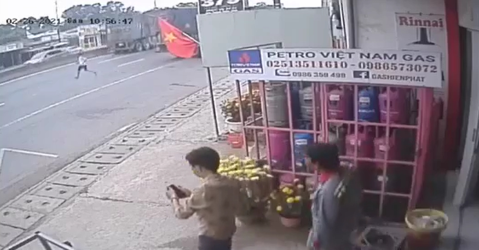 Cô gái đánh rơi 59 triệu đồng trên đường, nhóm người 'hôi của' cần đúng 30 giây để làm 'bốc hơi' số tiền  - Ảnh 1