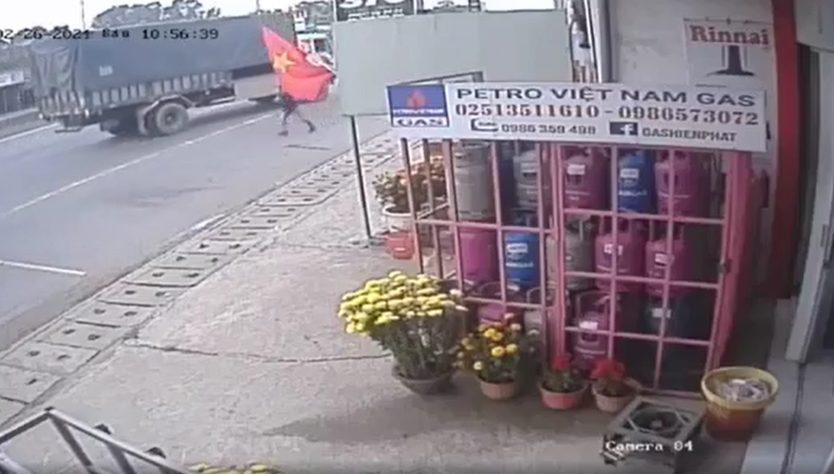 Cô gái đánh rơi 59 triệu đồng trên đường, nhóm người 'hôi của' cần đúng 30 giây để làm 'bốc hơi' số tiền  - Ảnh 2