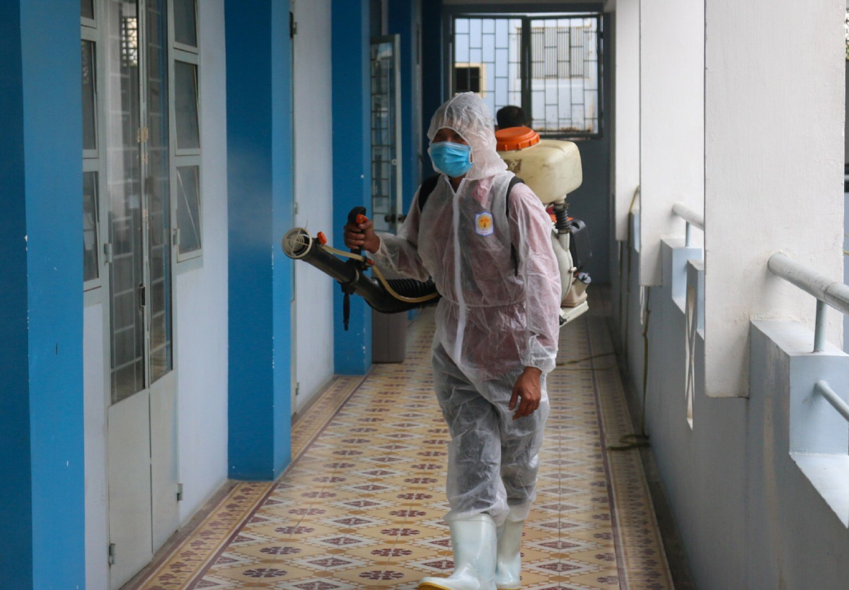 Cán bộ y tế khử khuẩn, vệ sinh trường học. Ảnh: Internet