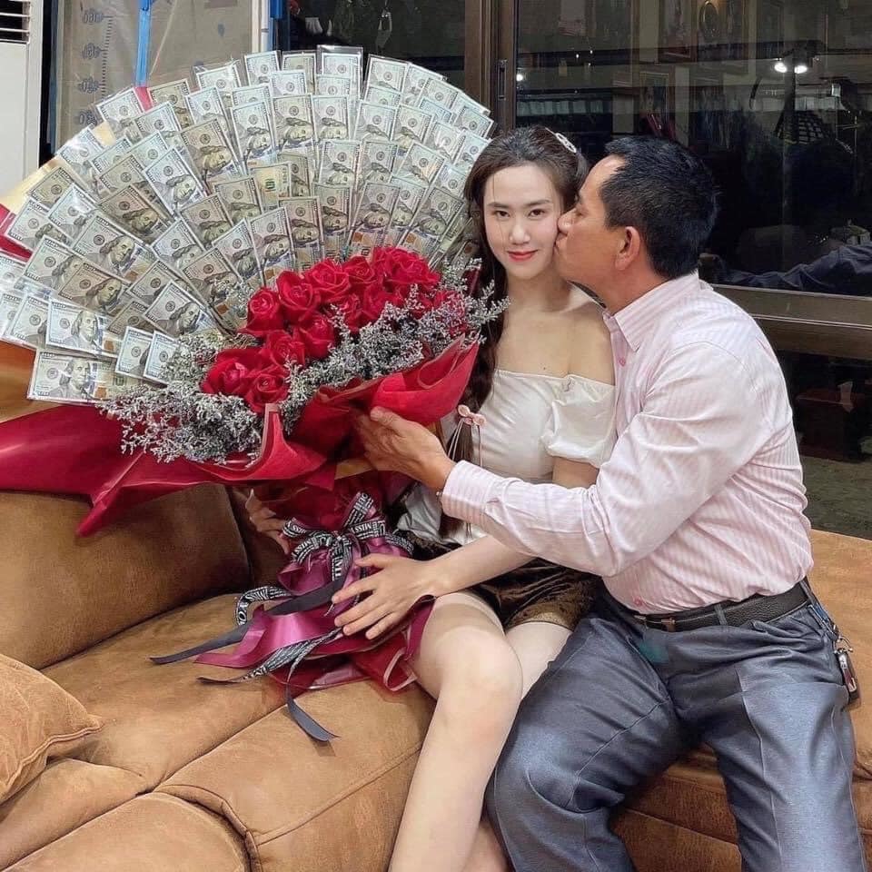 Người đàn ông tán đổ mỹ nhân chỉ bằng một bó hoa 'đặc biệt'  - Ảnh 3