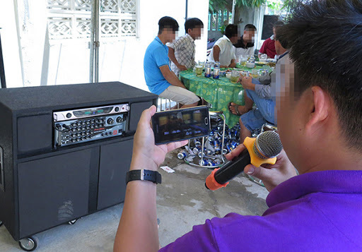 Tình trạng hát karaoke 'tra tấn' người dân đã kéo theo nhiều vụ việc đáng tiếc xảy ra do mâu thuẫn. Ảnh minh họa Tình trạng hát karaoke 'tra tấn' người dân đã kéo theo nhiều vụ việc đáng tiếc xảy ra do mâu thuẫn. Ảnh minh họa