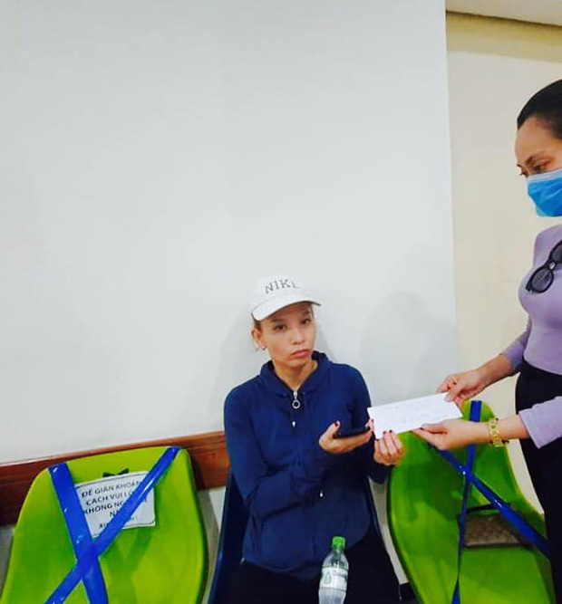 Diễn viên Hạnh Thúy trao tiền mặt hỗ trợ cho Thương Tín tại bệnh viện Diễn viên Hạnh Thúy trao tiền mặt hỗ trợ cho Thương Tín tại bệnh viện