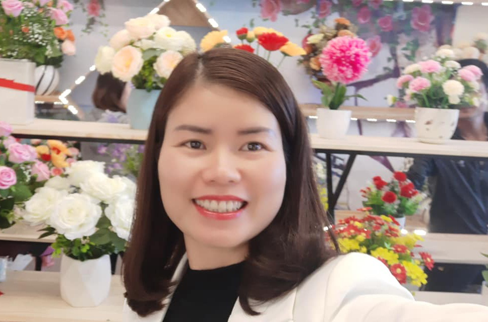 Chị Nguyễn Thị Huế là người quay đoạn clip và cũng là người la hét để người dân bên dưới chú ý để giải cứu cháu bé. Ảnh: FBNV Chị Nguyễn Thị Huế là người quay đoạn clip và cũng là người la hét để người dân bên dưới chú ý để giải cứu cháu bé. Ảnh: FBNV