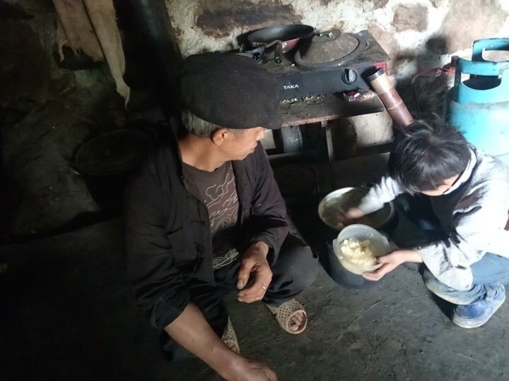 Không có cơm ăn, gia đình Sò thường xuyên phải ăn mèn mén để qua bữa. Ảnh: Internet Không có cơm ăn, gia đình Sò thường xuyên phải ăn mèn mén để qua bữa. Ảnh: Internet