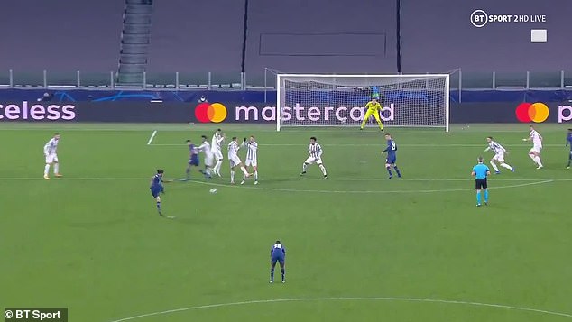 Tình huống đứng hàng rào không tốt của Ronaldo khiến cầu thủ của Porto ghi bàn từ cú sút chìm. Ảnh: BT Sport Tình huống đứng hàng rào không tốt của Ronaldo khiến cầu thủ của Porto ghi bàn từ cú sút chìm. Ảnh: BT Sport