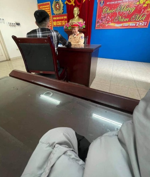 Tài xế Kiên trong buổi làm việc với CSGT đội 11. Ảnh: Internet