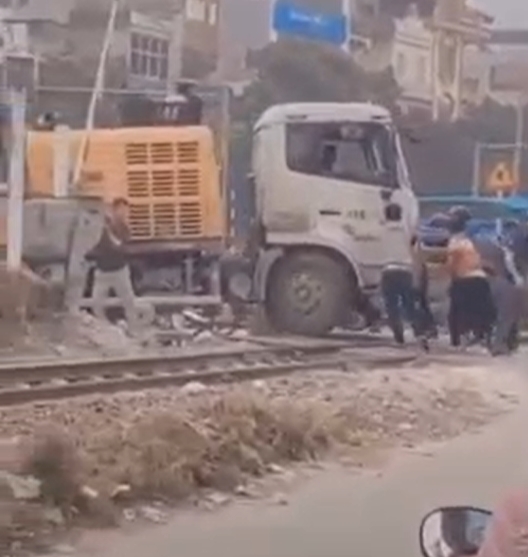 Ngay lập tức có một nhóm người đã đẩy giúp đầu xe để tài xế thoát hiểm. Ảnh chụp từ clip