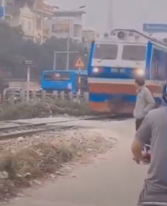 Chỉ vài giây sau, tàu hỏa lao tới khiến nhiều người lạnh gáy khi nghĩ đến việc chỉ cần giải cứu chậm, không biết hậu quả để lại sẽ như thế nào. Ảnh chụp từ clip