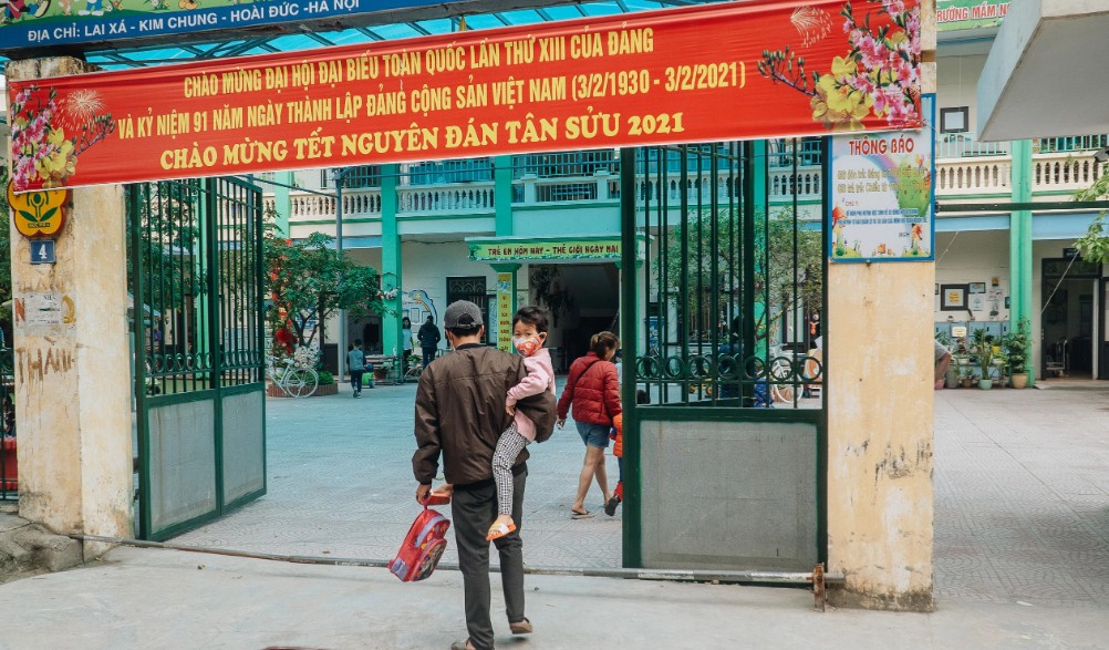 Nhờ sự giúp đỡ của những mạnh thường quân, bé Huyền Trang đã được đến trường. Ảnh: Doanh nghiệp & Tiếp thị