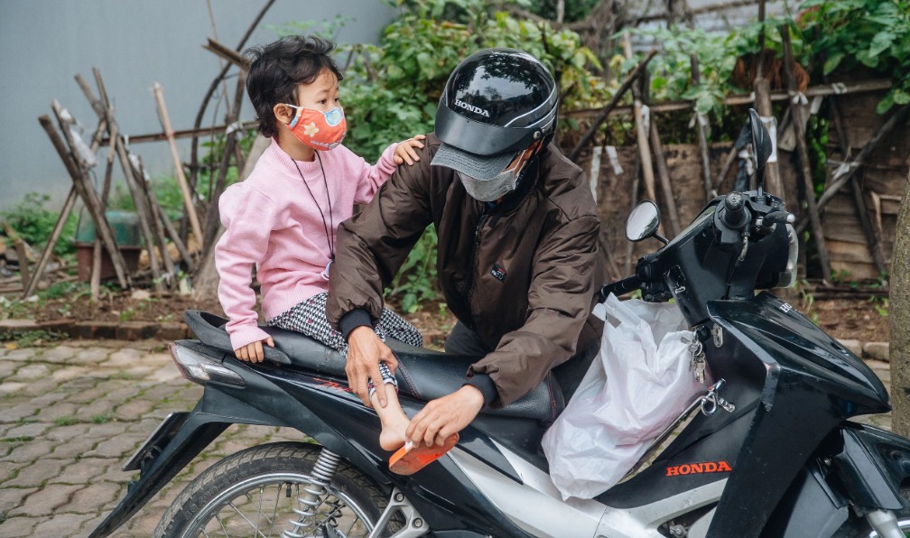 Anh Hùng được hỗ trợ chiếc xe máy giúp đi lại và công việc thuận tiện hơn. Ảnh: Doanh nghiệp & Tiếp thị