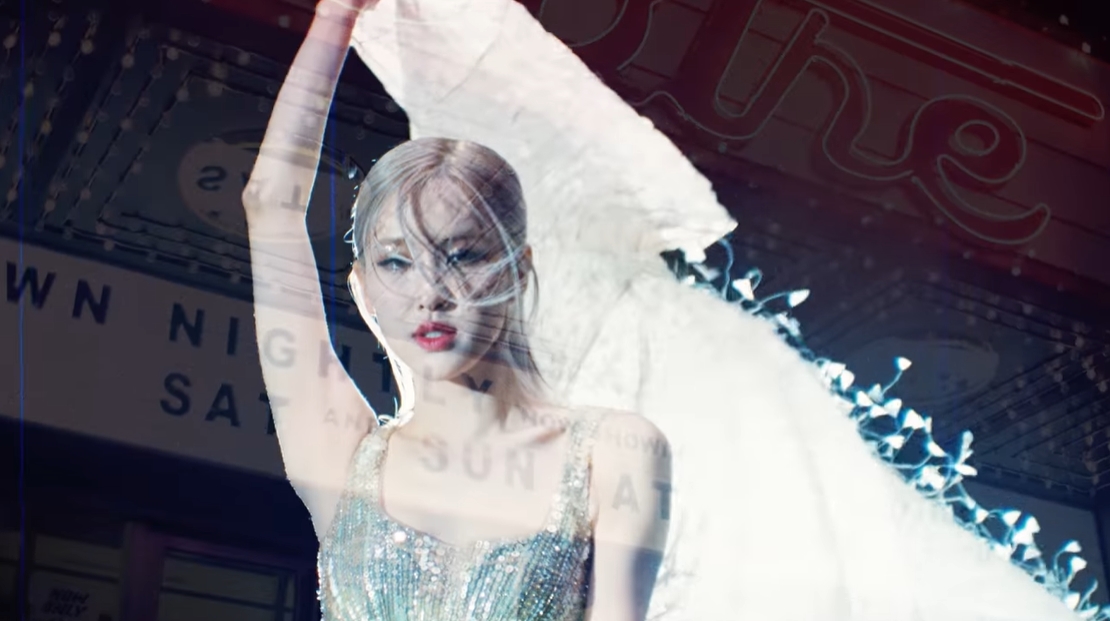 Thần thái và visual đỉnh cao của Rosé trong bộ trang phục của NTK người Việt. Ảnh chụp màn hình