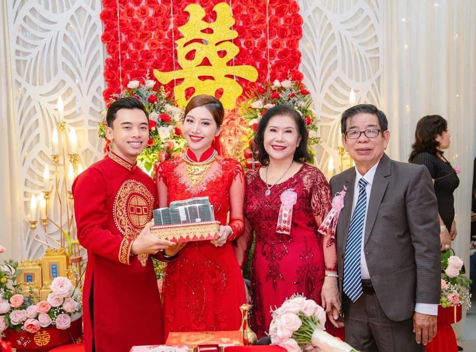 Nhìn nụ cười rạng rỡ của cô dâu, chú rể trong ngày vu quy cũng đủ để thấy họ đang hạnh phúc đến nhường nào. Ảnh: FBNV