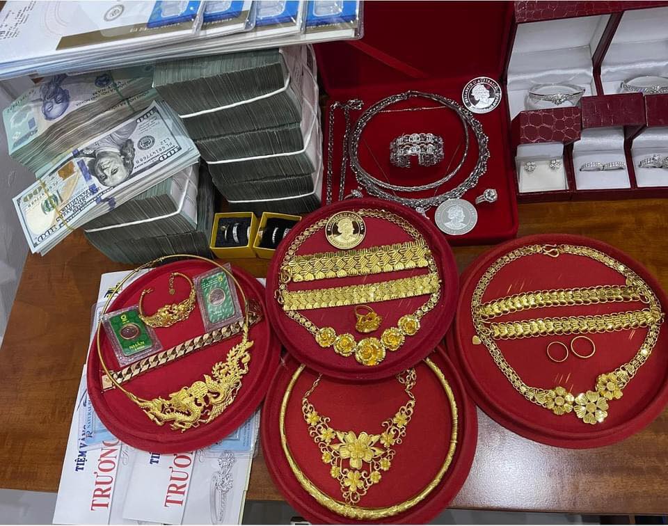 Hàng loạt những loại trang sức đắt tiền được quan viên họ nhà gái tặng cho cô dâu trong ngày về nhà chồng. Ảnh: FBNV