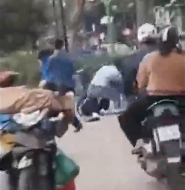 Dù đông người đứng lại xem nhưng không ai ngăn cản vụ ẩu đả này. Ảnh chụp từ clip