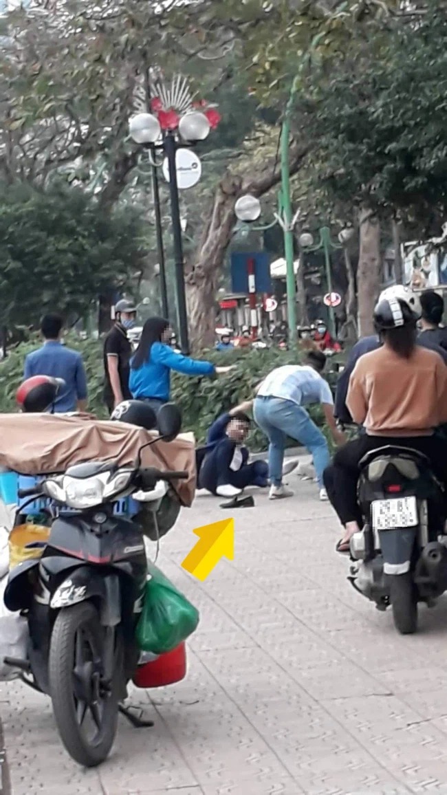 Bồ của cô vợ nằm im chịu trận trước những đòn đau từ người chồng. Ảnh: Internet