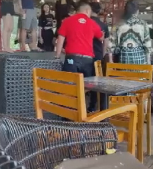 Đôi bên giằng co, lao vào ẩu đả trong sự can ngăn của các nhân viên quán cafe. Ảnh chụp từ clip Đôi bên giằng co, lao vào ẩu đả trong sự can ngăn của các nhân viên quán cafe. Ảnh chụp từ clip
