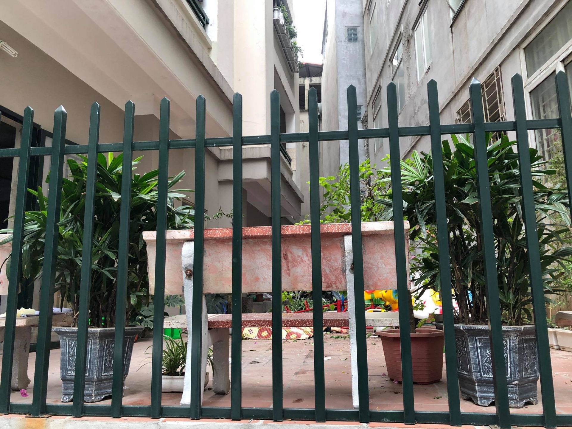 Người phụ nữ rơi từ tầng 11 căn chung cư xuống đất. Ảnh: Internet