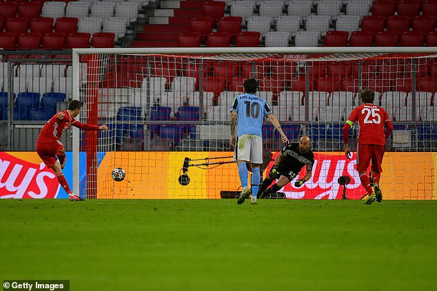 Lewandowski ghi bàn từ chấm 11m trong cuộc đối đầu với Lazio. Ảnh: Getty Images Lewandowski ghi bàn từ chấm 11m trong cuộc đối đầu với Lazio. Ảnh: Getty Images
