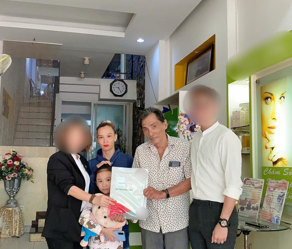 NS Thương Tín và con gái nhận hợp đồng bảo hiểm trị giá gần 300 triệu đồng từ đóng góp của những tấm lòng hảo tâm. Ảnh: Internet NS Thương Tín và con gái nhận hợp đồng bảo hiểm trị giá gần 300 triệu đồng từ đóng góp của những tấm lòng hảo tâm. Ảnh: Internet